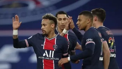  布雷斯特vs巴黎冲突不断，下半场多次中断比赛  