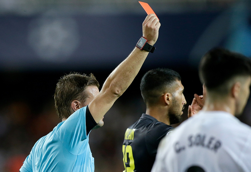  瓜迪奥拉怒斥裁判，曼城争议红牌引热议  